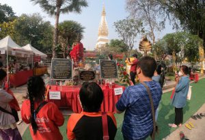 แห่ส่องเลขพระครูไก่