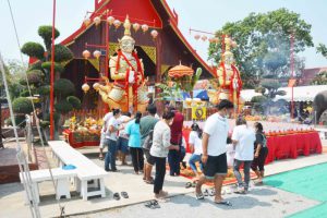 สาธุชนแห่ร่วมพิธี