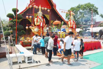 สาธุชนแห่ร่วมพิธี