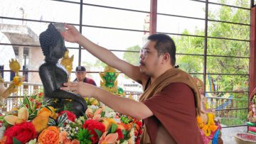 ชาวไทยสรงน้ำ